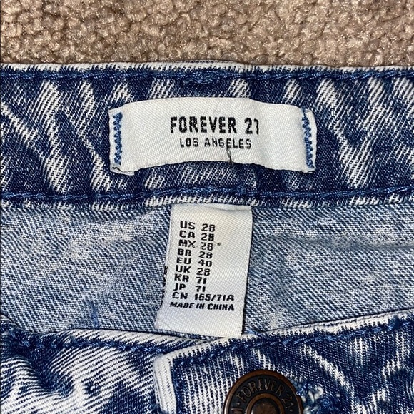 Distressed denim shorts - Picture 3 of 3